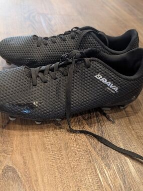 EUC Brava Men's Black Soccer Cleats